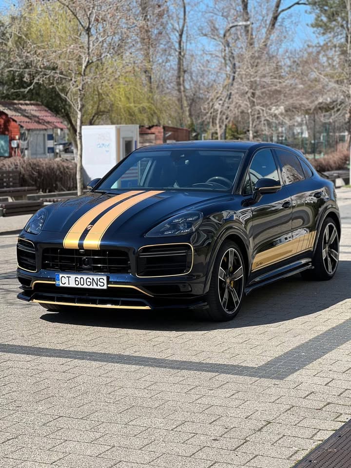 Porsche Cayenne Coupe Turbo 2020 Negru cu Dungi Portocalii - Foto 2
