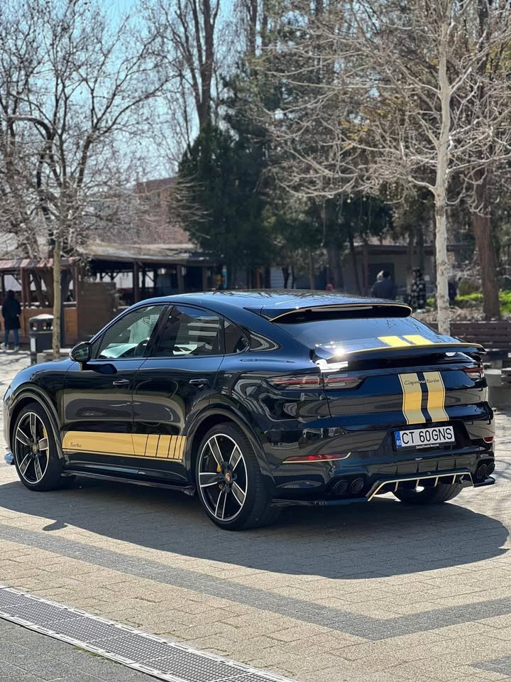 Porsche Cayenne Coupe Turbo 2020 Negru cu Dungi Portocalii - Foto 5