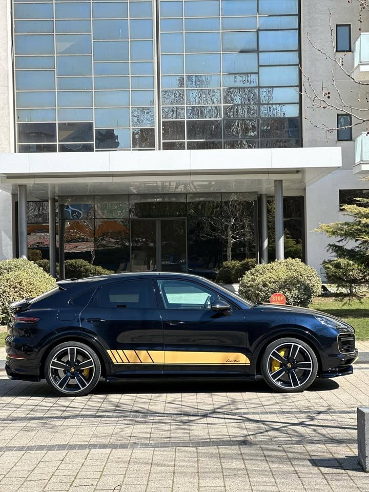 Porsche Cayenne Coupe Turbo 2020 Negru cu Dungi Portocalii - Foto 6