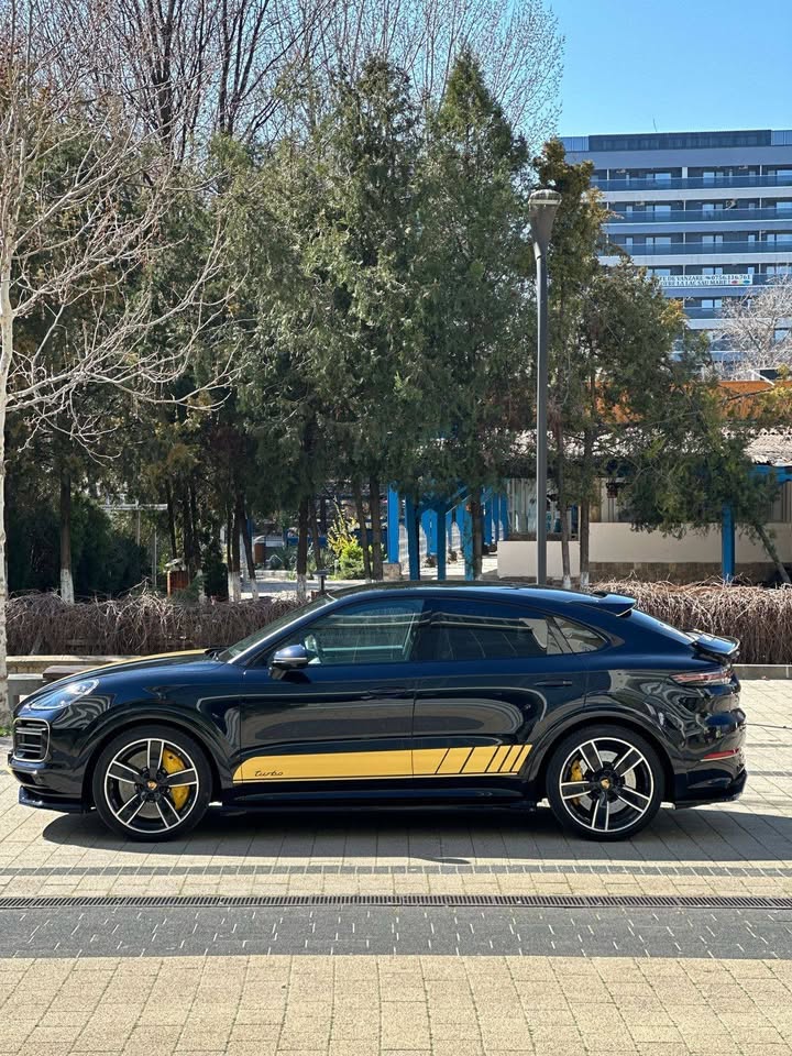 Porsche Cayenne Coupe Turbo 2020 Negru cu Dungi Portocalii - Foto 7